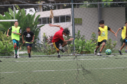 Juegos. El fútbol, el índor, los juegos de mesa y el skate constan entre las actividades que se practican al interior de los parques.