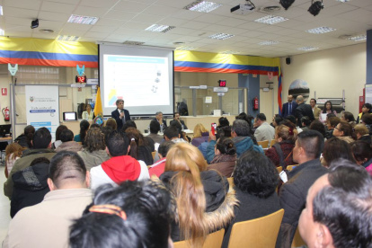 Un grupo de migrantes asiste a un evento de la Embajada de Ecuador en España.