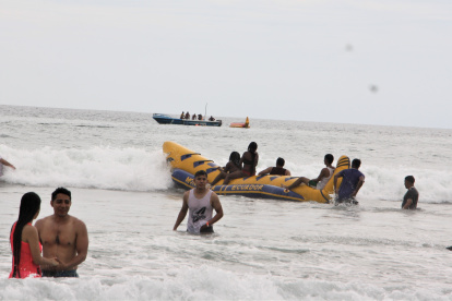 Diversión.- Un grupo de bañistas en Montañita.