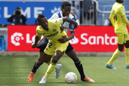 Pervis Estupiñán, marcapunta del Villarreal, protege la pelota ante el Alavés.