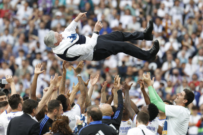 El técnico italiano Carlo Ancelotti es lanzado por los aires durante los festejos del Real Madrid.