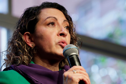 Fotografía de archivo fechada el 19 de octubre de 2021 que muestra a la periodista colombiana Jineth Bedoya durante una rueda de prensa en Bogotá (Colombia).