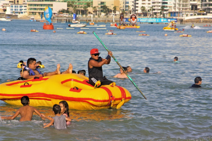 Mar. Turistas de Salinas aprovecharon para jugar con el agua salada