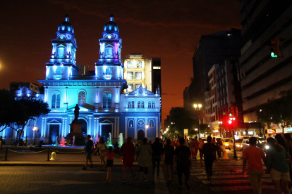 Sector. La luminosidad en la Plaza San Francisco alivia un poco el paso de los transeúntes.