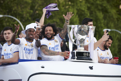 Los jugadores del Real Madrid pasearon con el trofeo de campeones del fútbol español.