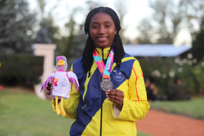 Daniela   Espinoza muestra la presea de plata obtenida en los Juegos Sudamericanos Juveniles de Rosario.