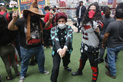 Los seguidores van a las convenciones vestidos como sus personajes favoritos.