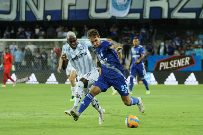 Casas de pronósticos de eventos deportivos auspician a equipos ecuatorianos. En la camiseta de Emelec aparece Bet593. La de Guayaquil City tiene a Betcris.