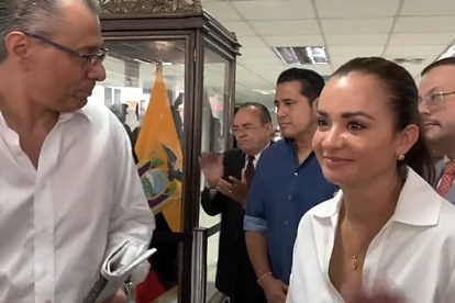 Amistades. Glas acude a presentarse ante los jueces en compañía de un círculo íntimo. Tras Marcela Aguiñaga, Ronny Aleaga y el juez Pedro Moreira.