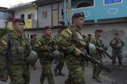 Militares ecuatorianos realizan operativos con fin de contrarrestar hechos delictivos y de violencia, durante el primer día de estado de excepción, en Guayaquil (Ecuador), este 30 de abril de 2022.