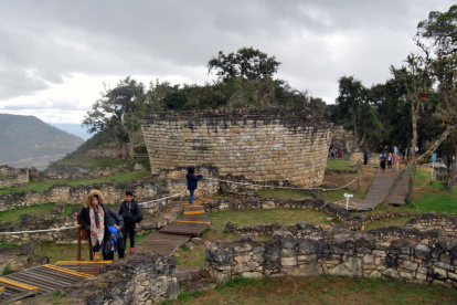 Turistas mientras pasean frente al templo mayor de la ciudad fortificada de Kuélap, en una fotografía de archivo.