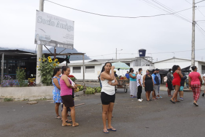 Uno de los policías que actuó en el procedimiento se habría salvado de morir porque un proyectil que iba a su tórax impactó en su chaleco antibalas.