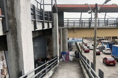 En el día y la noche es posible ver a personas durmiendo en medio de la estructura.