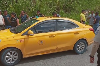 Dos balas ingresaron por el parabrisa, otra por la ventana del conductor y la última por el vidrio de la puerta trasera.