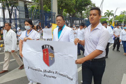 El presidente de la Federación Médica Ecuatoriana, Wilson Tenorio, en la marcha del personal de salud.