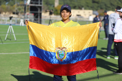 La deportista Blanca Rodrigo muestra la bandera ecuatoriana en Rosario.