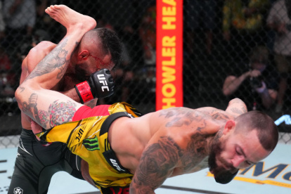 Chito Vera le da una patada a su oponente en la pelea esteral.