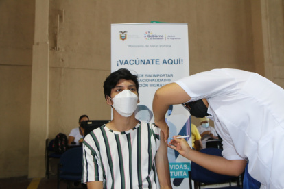 Sede. En Guayaquil se dispuso que un auditorio de la Universidad Salesiana sea un ‘vacunatorio’ permanente.