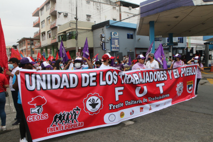 El FUT empezó su marcha en el parque Chile. Antes de llegar al parque Centenario, pararon en la Caja del Seguro del IESS.