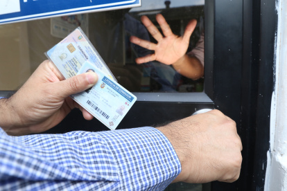 Estrategia. La Agencia  Nacional de Tránsito y el Registro Civil extendieron el uso de licencias y cédulas caducadas para transitar y realizar trámites.