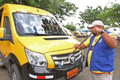 Néstor Panchana limpia la parte frontal de su expreso.
