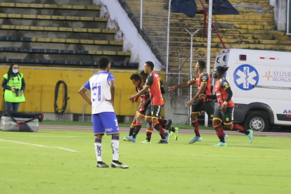 Los jugadores del Deportivo Cuenca celebran el único gol del encuentro jugado en el estadio Olímpico Atahualpa