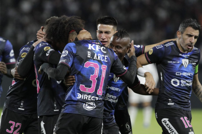 Los jugadores de Independiente del Valle celebran el gol anotado en el partido contra Liga de Quito en el estadio Banco Guayaquil
