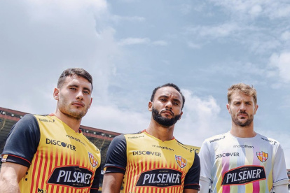 Uniforme. Martínez (i), Souza y Burrai, con las camisetas conmemorativas del Ídolo.