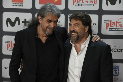 El actor Javier Bardem y el director Fernando León de Aranoa posan juntos a su llegada a la ceremonia de entrega de los Premios Platino, este domingo en el recinto IFEMA de Madrid.