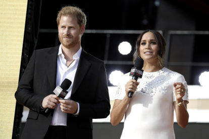 Meghan Markle (d), junto a su esposo, el príncipe Harry de Inglaterra, en una fotografía de archivo.
