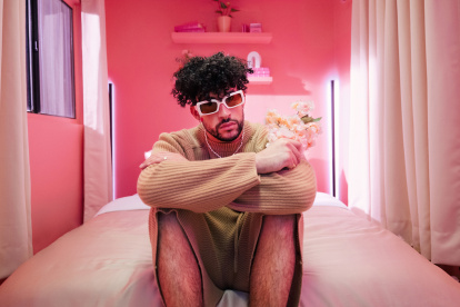 Fotografía cedida este lunes por Eric Rojas en la que se registró al cantante urbano puertorriqueño Bad Bunny, quien anunció que el próximo viernes lanzará su nuevo disco, titulado "Un Verano Sin Ti".