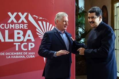 El presidente de Cuba, Miguel Díaz-Canel (i), junto a su homólogo venezolano, Nicolás Maduro, en una fotografía de archivo.