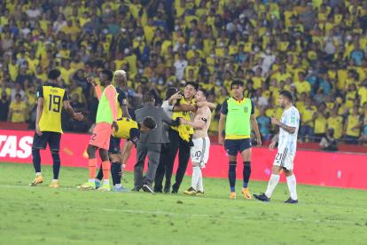 Un hincha se metió a la cancha para tomarse una fotografía con Lionel Messi. Ya llegó la sanción de la FIFA por los problemas de seguridad