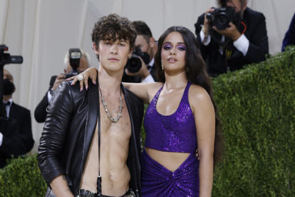 Fotografía de archivo, tomada el pasado 13 de septiembre, en la que se registró a los cantantes Shawn Mendes y Camila Cabello al posar en la alfombra roja del Met Gala 2021, en Nueva York (NY, EE.UU.).