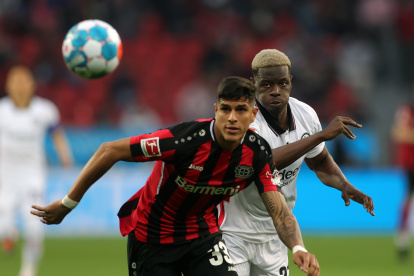 Piero Hincapie disputa el balón contra Ragnar Ache del Frankfurt durante el partido de este lunes 2 de mayo de 2022.