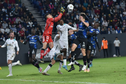 Los jugadores de Independiente del Valle festejan el gol anotado a Liga de Quito, la noche del domingo en el estadio Banco Guayaquil, en un duelo clave por la etapa.
