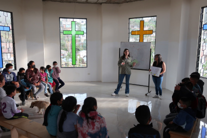 Niños participan en un taller sobre control de emociones y cultura de paz, el 5 de abril de 2022 en una iglesia del barrio Tierras Coloradas en Loja (Ecuador).