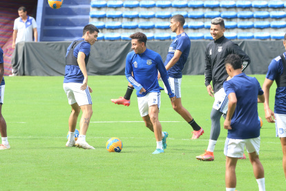 Joao Rojas (c), ofensivo de Emelec, será titular hoy frente al Deportivo Táchira en suelo venezolano, mientras que el defensa Gustavo Canto (i) esperaría su oportunidad en la banca de suplentes.