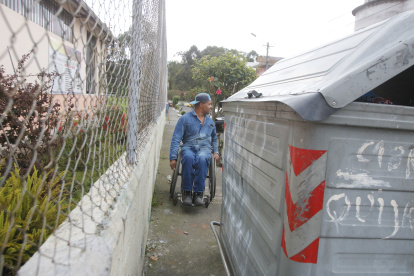 Obstáculo. En las calles de Quito, algunos depósitos de basura dejan sin espacio al ciudadano.