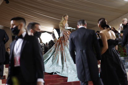 Blake Lively on the red carpet for the 2022 Met Gala, the annual benefit for the Metropolitan Museum of Art"s Costume Institute, in New York, New York, USA, 02 May 2022. The event coincides with the Met Costume Institute"s "In America: An Anthology of Fashion" which opens 05 May 2022 concludes 05 September 2022. (Moda, Abierto, Estados Unidos, Nueva York) EFE/EPA/JUSTIN LANE