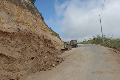 Trabajos. Maquinaria pesada en la vía Riobamba-Cuenca.