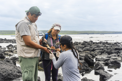 Acciones. Personal del Parque Nacional Galápagos en revisión de campo.