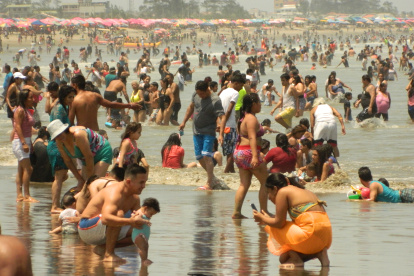 Sitio. Los turistas llegan hasta la playa para disfrutar del mar y su gastronomía durante los días de descanso.
