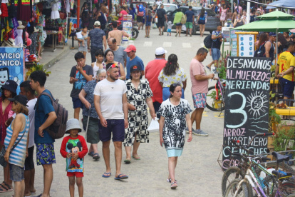 Ecuador vivió el primer feriado sin mascarilla. Balneario de la provincia de Santa Elena.