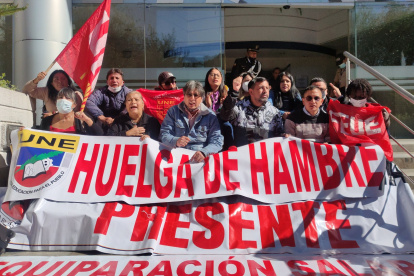 Un grupo de la Unión Nacional de Educadores (UNE) de concentra en los exteriores de la Corte Constitucional.