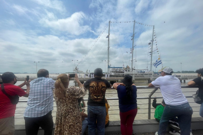 El primer punto donde decenas de personas esperaban con ansias la llegada de las embarcaciones era el puente basculante de la isla Santay.