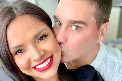 Evelyn, junto a su novio, quien es su mayor soporte en estos momentos.