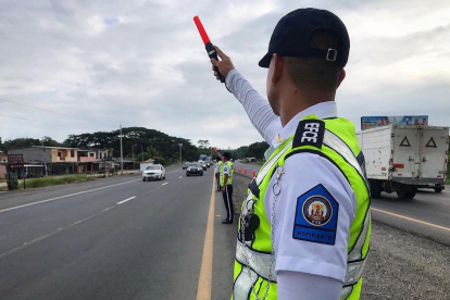 Turismo. En el feriado del Día del Trabajo salieron más de 70 mil vehículos por el peaje de Chongón.