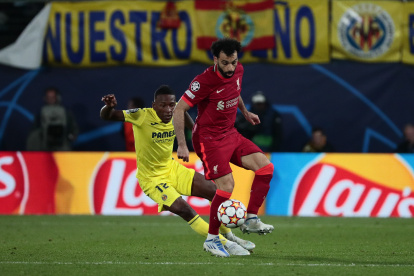 El delantero del Liverpool Mohamed Salah (derecha) juega un balón ante Pervis Estupiñán, del Villarreal.