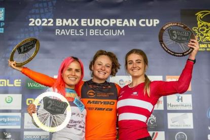 La deportista cuencana Domémnica Azuero (i) en el segundo lugar de la válida belga.